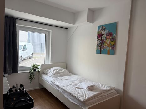 Moderne Einzel - und Doppelzimmer mit eigenem Bad und Gemeinschaftsküche