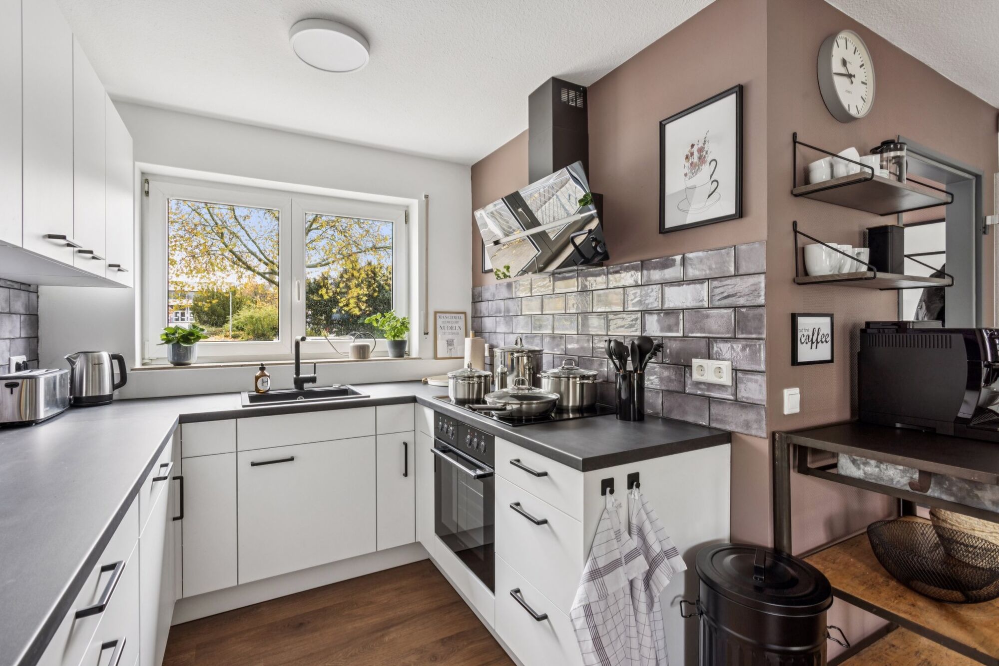 Die offene Küche ist für die Bedürfnisse größerer Gruppen vollausgestattet