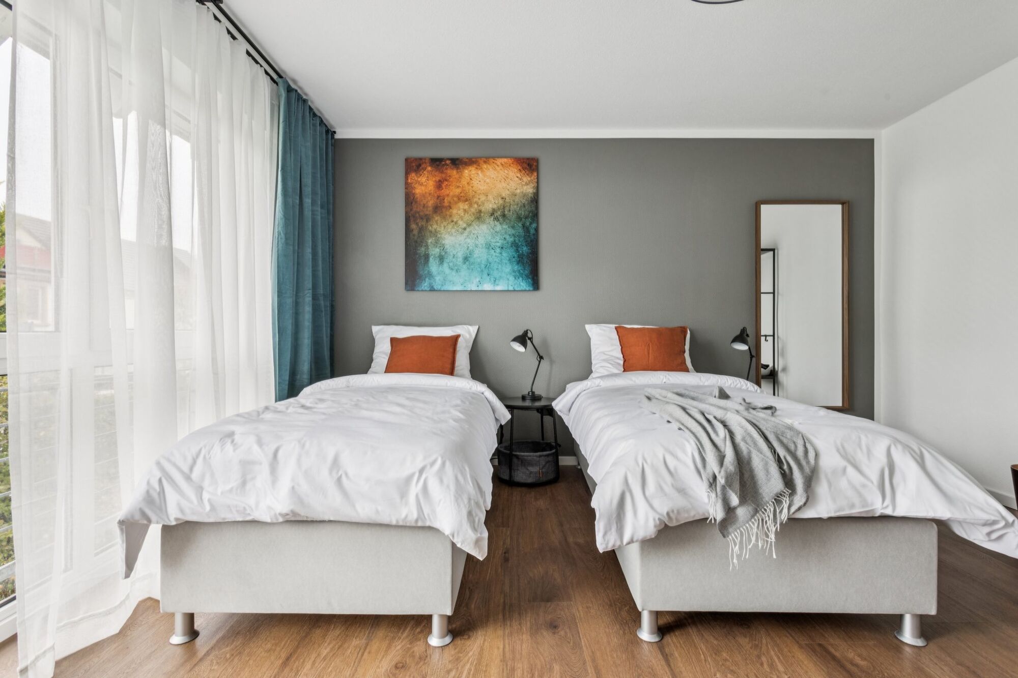 Schlafzimmer 1: Die zwei Boxspringbetten können in jedem Schlafzimmer als Einzel oder Doppelbetten gestellt werden