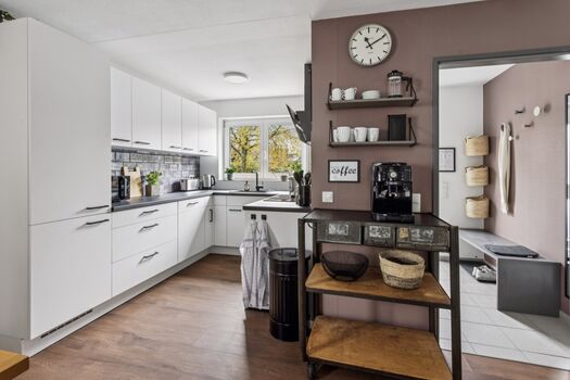 Vollausgestatte Küche mit Kaffeevollautomat und Teebar