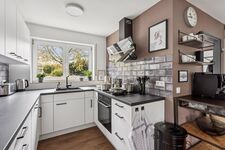 Die offene Küche ist für die Bedürfnisse größerer Gruppen vollausgestattet