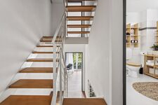 Das Badezimmer liegt in der Mitte des Hauses im 1. OG