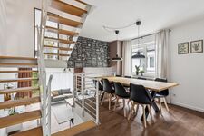 Offener Essbereich und eine Ebene tieferliegendes Wohnzimmer