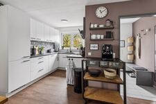 Vollausgestatte Küche mit Kaffeevollautomat und Teebar