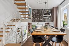 grosser Esstisch und ausreichen Geschirr und Gläser