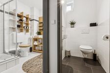 Badezimmer und ein zusätzliches separates WC