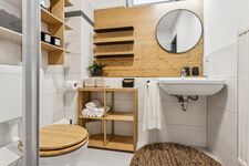 Komfortables Badeszimmer mit Dusche und WC