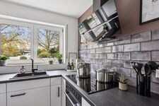 Große Töpfe und Küchen Basics wie Öl, Essig und Gewürze