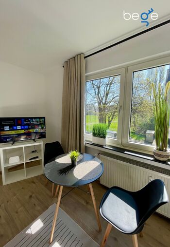 Schlafzimmer 1 mit zwei Einzelbetten, Sitzecke und Smart TV 