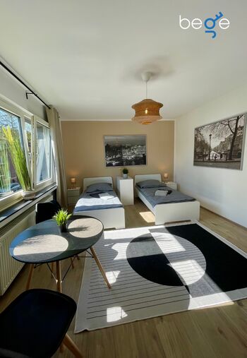 Schlafzimmer 1 mit zwei Einzelbetten, Sitzecke und Smart TV 