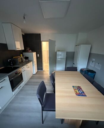 Gemeinschaftsküche mit eigenen Kühlschrank und Gefrierfach