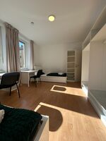 1. OG links mit Schreibtischen