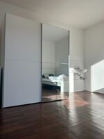 3. OG links, Schlafzimmer mit Schrank und Waschbecken