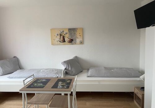 Wohlfühl-Oasen für bis zu 6 Monteure: Tolle Gemütliche Wohnungen Balkon Bild 1