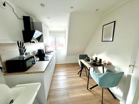 Küche mit allen Elektrogeräten, außerdem große Sitzecke im Wohnzimmer (kein Bild)