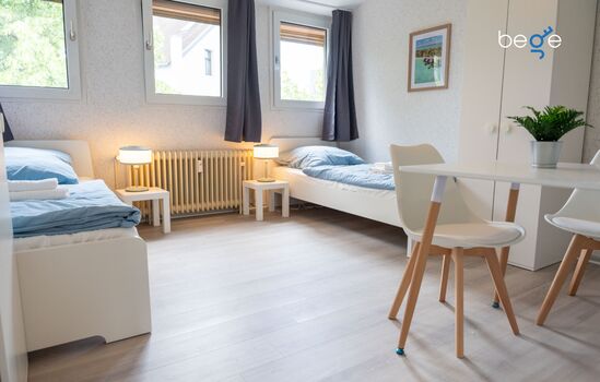 Schlafzimmer 1 mit zwei Einzelbetten, Sitzecke und Smart TV