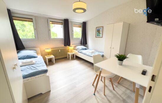Schlafzimmer 1 mit zwei Einzelbetten, Sitzecke und Smart TV