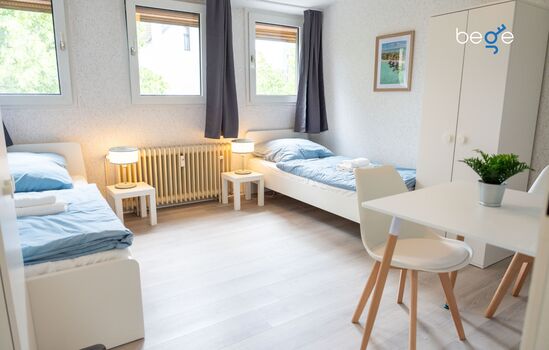 Schlafzimmer 1 mit zwei Einzelbetten, Sitzecke und Smart TV