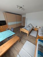 Mehrbettzimmer mit Balkonzugang