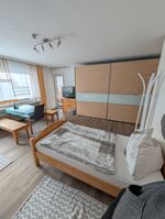 Mehrbettzimmer mit Balkonzugang