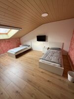 2 Wohneinheiten für bis zu 12 Personen (5 Personen + 7 Personen) Bild 1