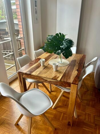 Tisch mit 6 Stühlen