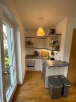 Küche mit Kaffeemaschine, Mikrowelle, sowie Herd und Backofen