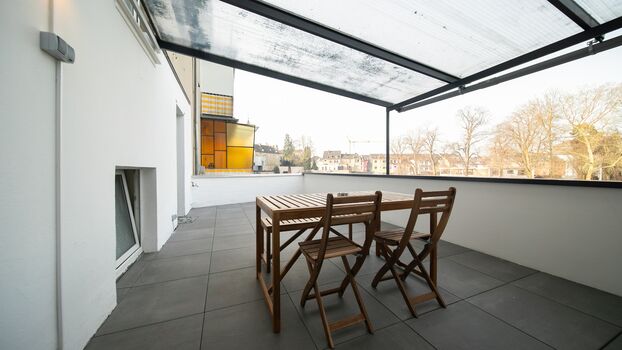 Schöne Sonnen Terrasse mit Sitzgelegenheit