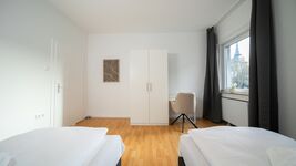 Großer Schrank mit ausreichend Staufläche für 2 Gäste