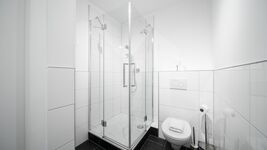 Geräumiges Badezimmer mit moderner Dusche