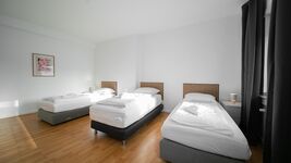 Drei Boxspringbetten im 1. Schlafzimmer