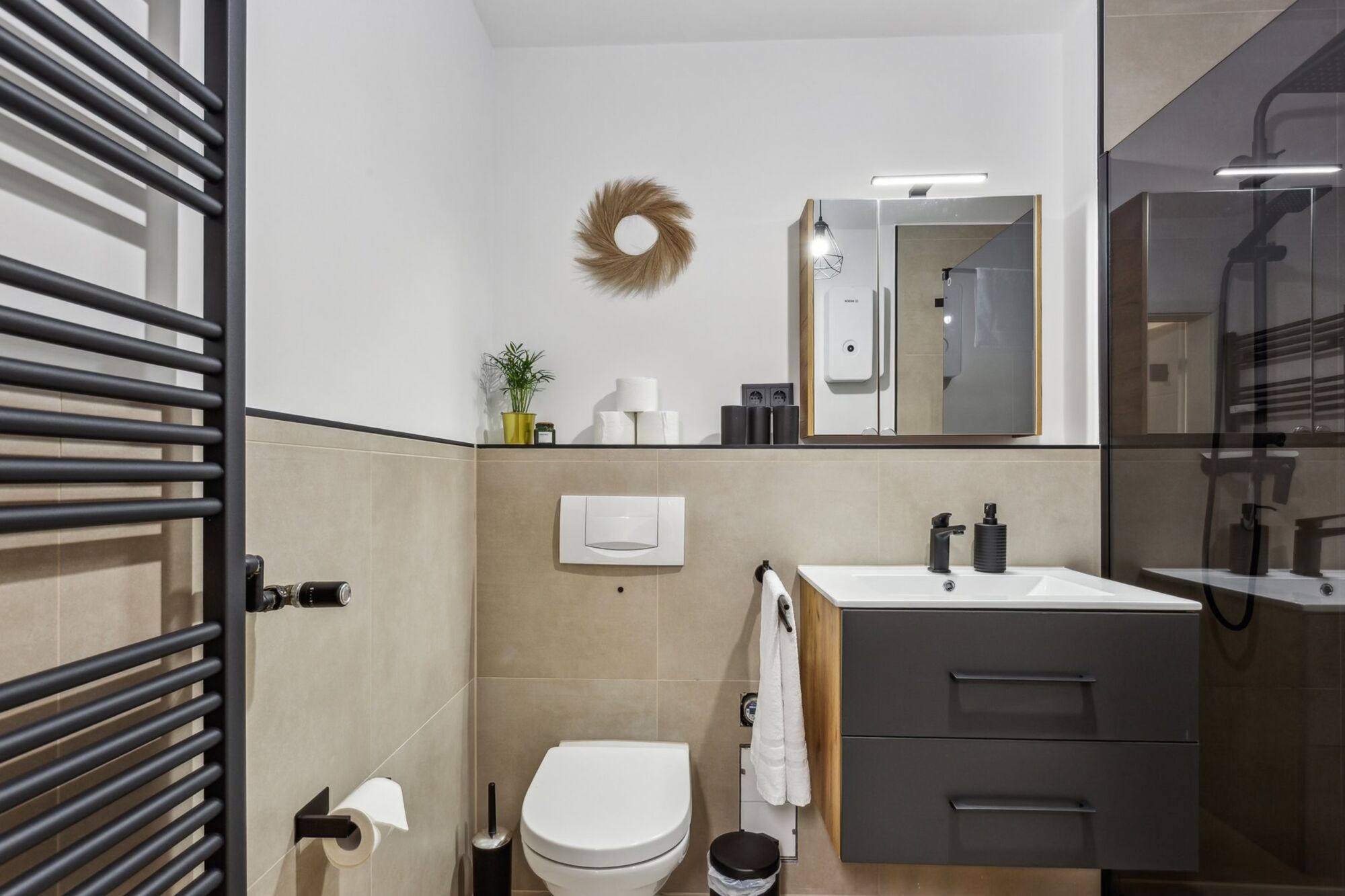 Hochwertig und neu renoviertes Badezimmer
