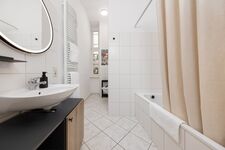 Dusche und Badewanne