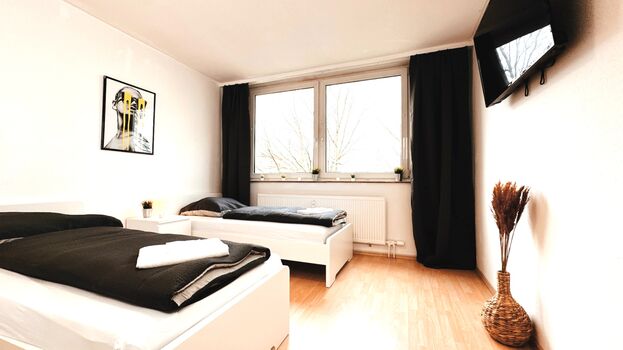 Monteurwohnung mit Balkon und Wohnzimmer