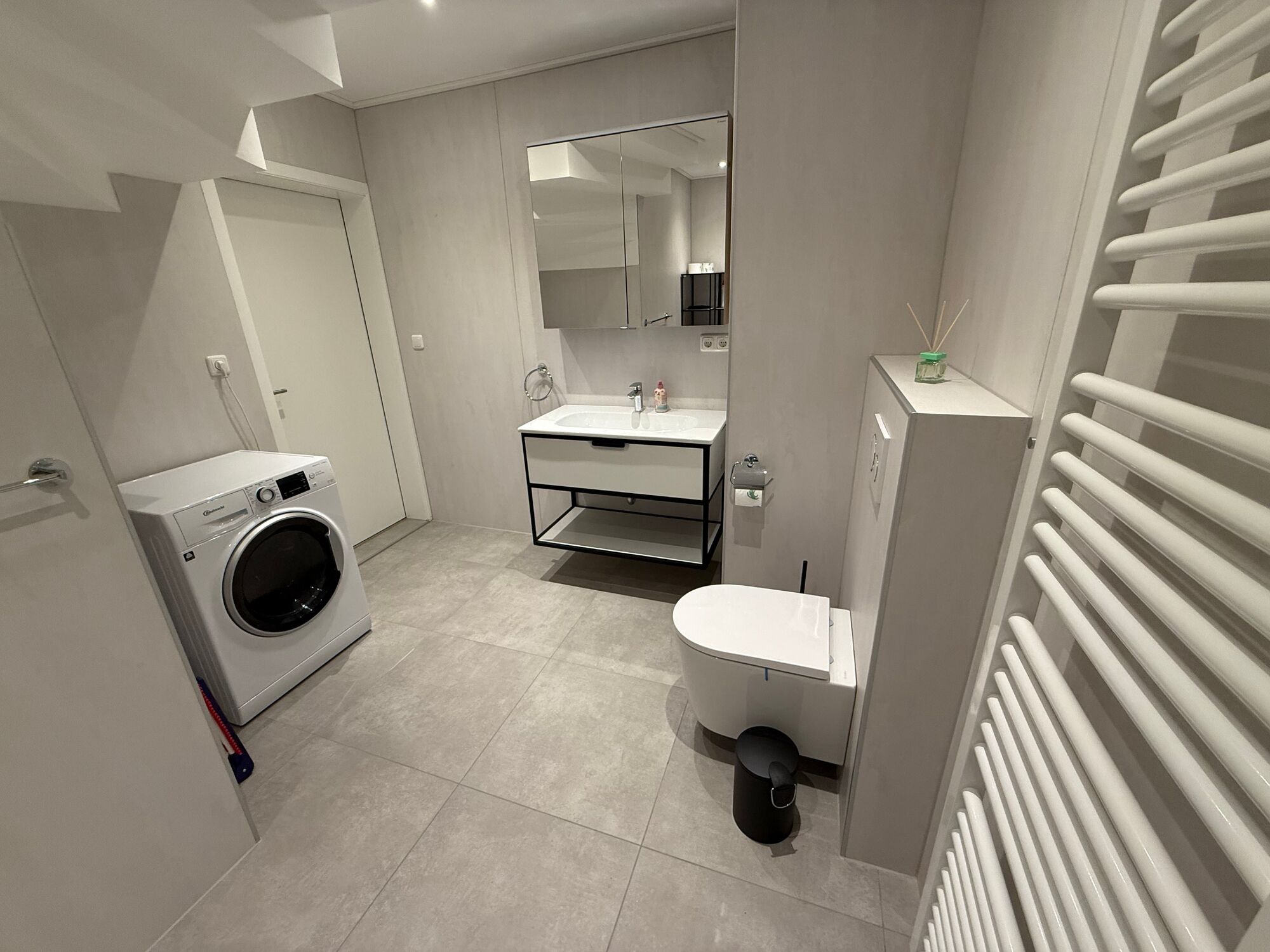 Das Bad ist nagelneu mit Dusche und Kombi-Wäschetrockner. Handtücher sind in ausreichender Menge vorhanden.