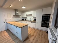 Die Küche ist für die Wohnung umfangreich bemessen, was nichts schadet.