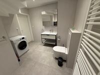 Das Bad ist nagelneu mit Dusche und Kombi-Wäschetrockner. Handtücher sind in ausreichender Menge vorhanden.