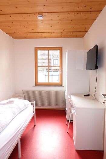 Alle Zimmer mit Smart TVs und moderner Einrichtung