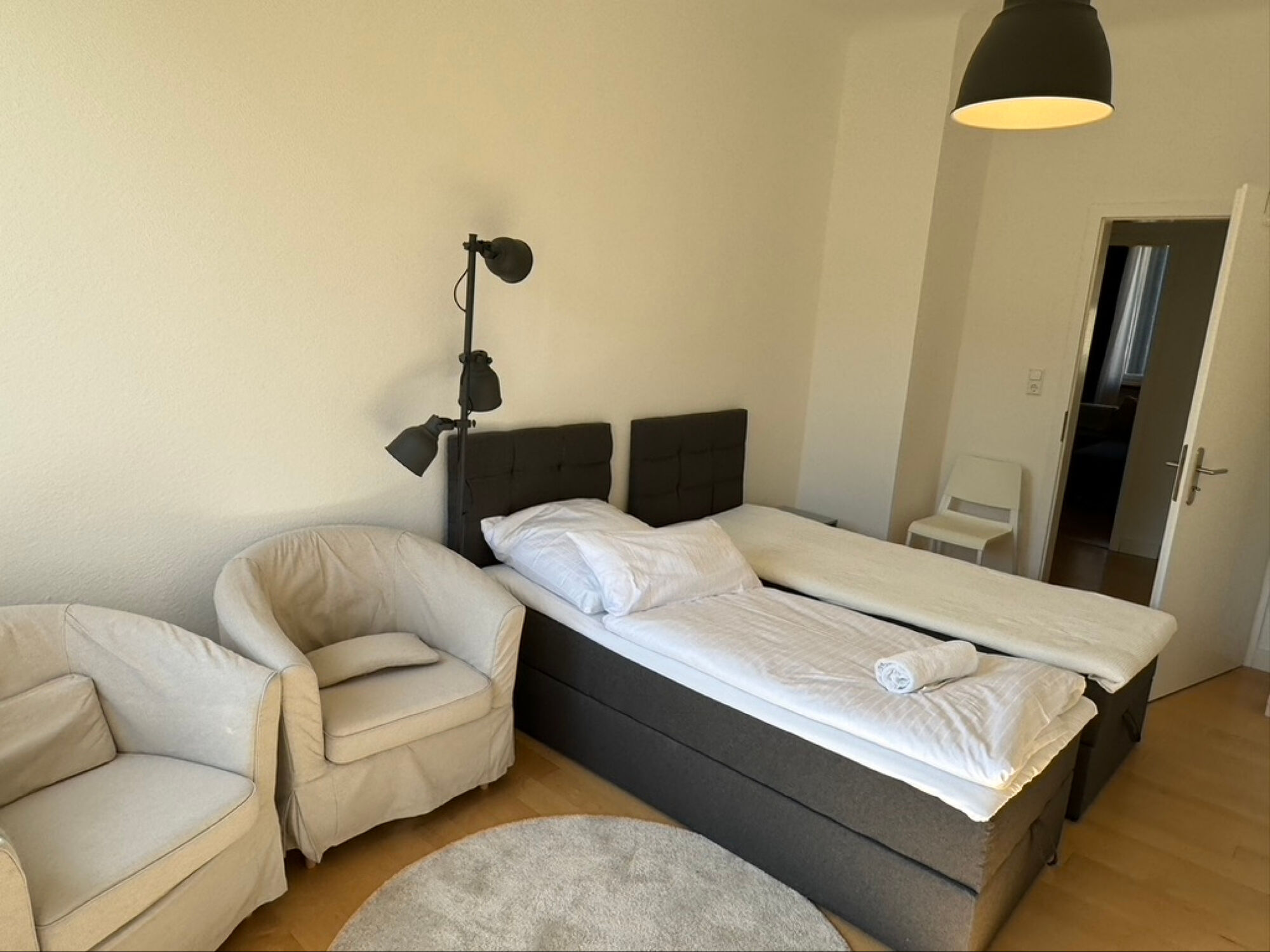 Weiteres Zimmer mit 2 Einzelbetten und TV