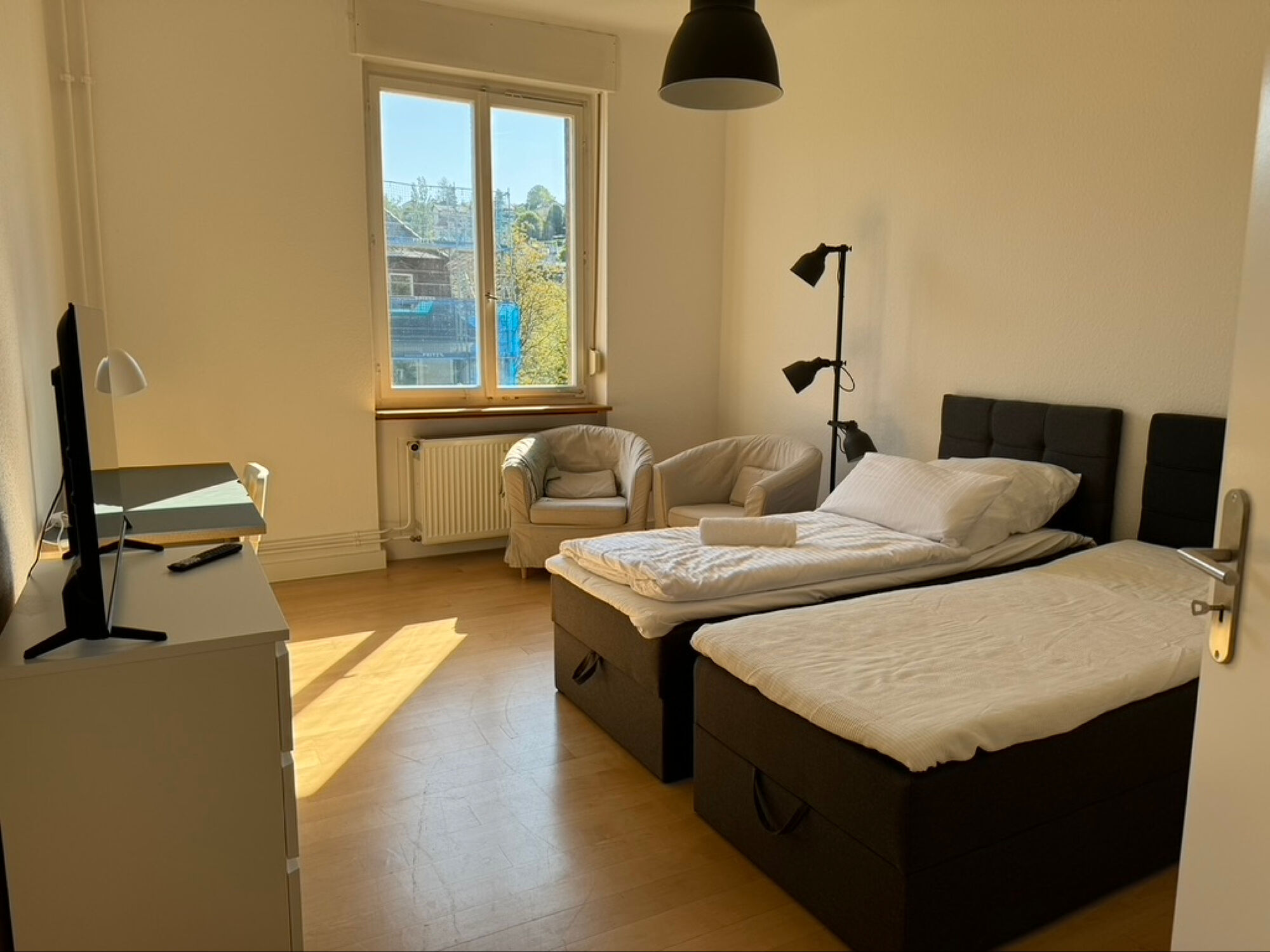 Zimmer mit 2 Einzelbetten und TV