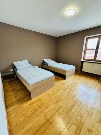 Vollausgestattete große Wohnung mit Balkon und Parkplatz Bild 2