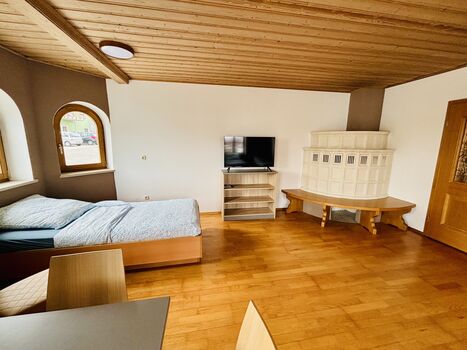 Vollausgestattete große Wohnung mit Balkon und Parkplatz