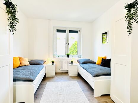 Monteurwohnung mit Balkon und Wohnzimmer