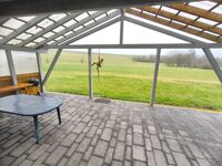 Große überdachte Terasse und Garten