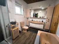 Badezimmer mit Dusche und Badewanne