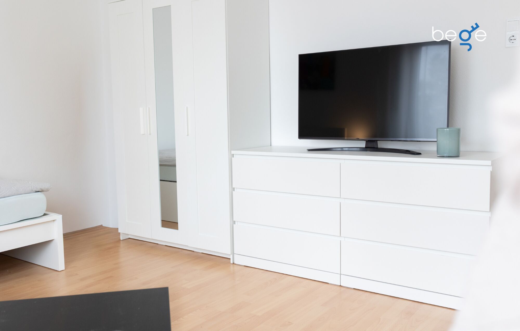 Schlafzimmer mit zwei Einzelbetten, Sitzecke und Smart TV