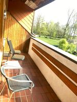 überdachter Balkon mit Blick ins Grüne