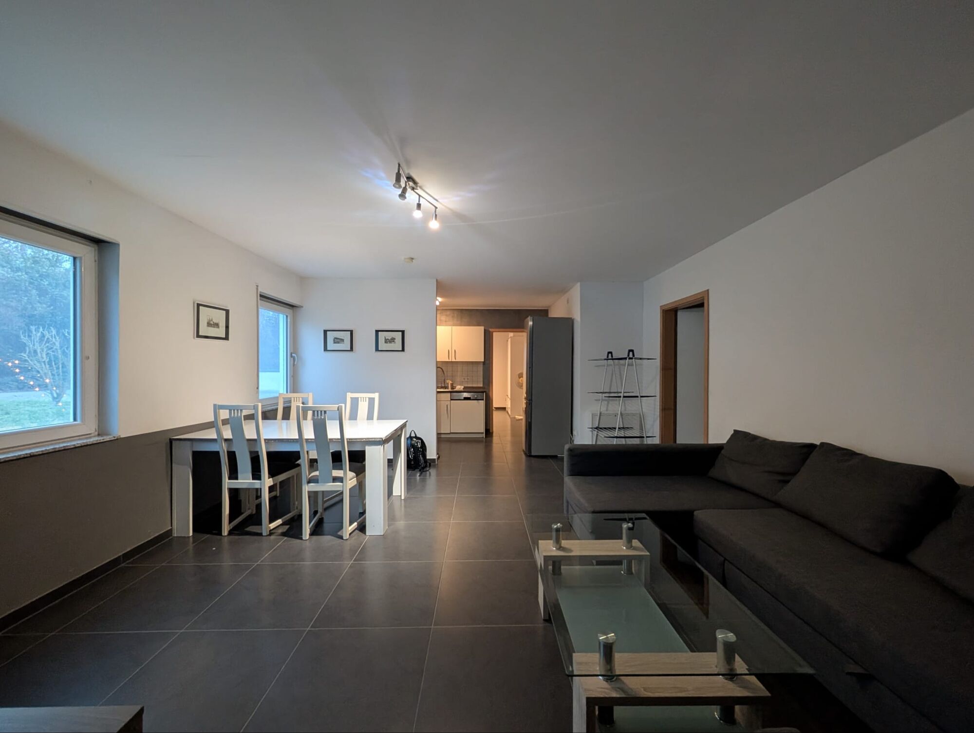 großes Wohn- Esszimmer mit Durchgang zur offenen Küche