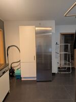 Vorratsschrank und großer Kühl-/Gefrierschrank