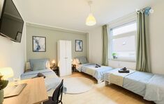 Schlafzimmer 2 mit zwei Einzelbetten, Sitzecke und Smart TV